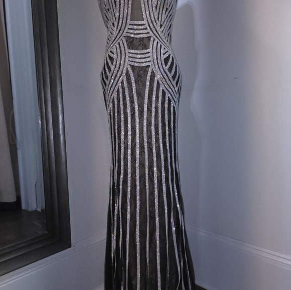 Stunning special occasion sequence gown - Picture 11 of 16